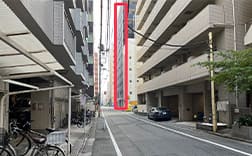 在面前大马路的右侧就是S-Peria Inn日本桥箱崎酒店。一路辛苦，欢迎光临。